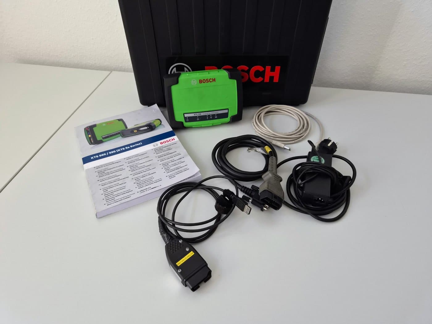 Lieferumfang des Bosch KTS 590 mit Transportkoffer, OBD-Diagnoseleitung, USB-Kabel, Netzteil und Originalanleitung