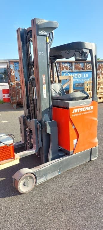 Linde R16B von vorne rechts mit Dreifach-Hubgerüst und Gabelzinken
