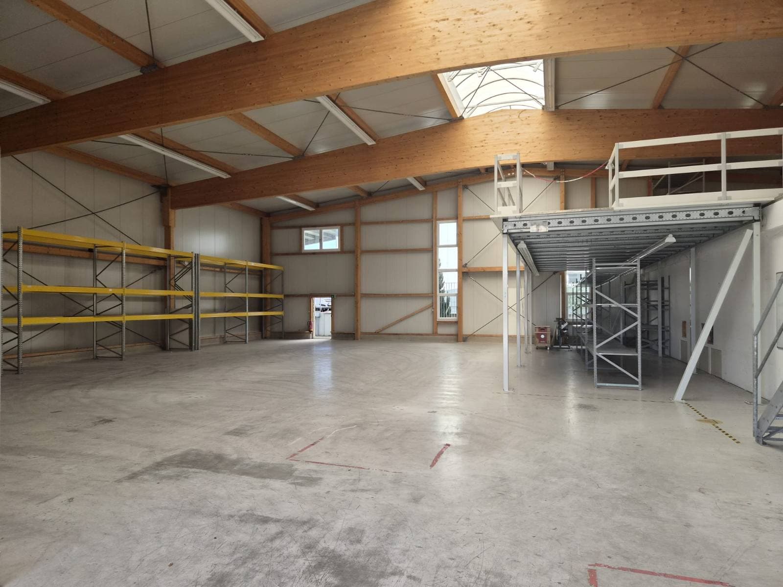 Verwahrung in der eigenen Halle mit Regalsystem